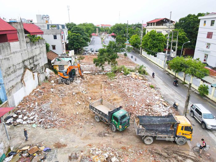 Nút thắt về mặt bằng đã được tháo gỡ, dự kiến cuối năm 2026 dự án đường trục trung tâm xã Yên Phong (tỉnh Bắc Ninh) sẽ hoàn thành.