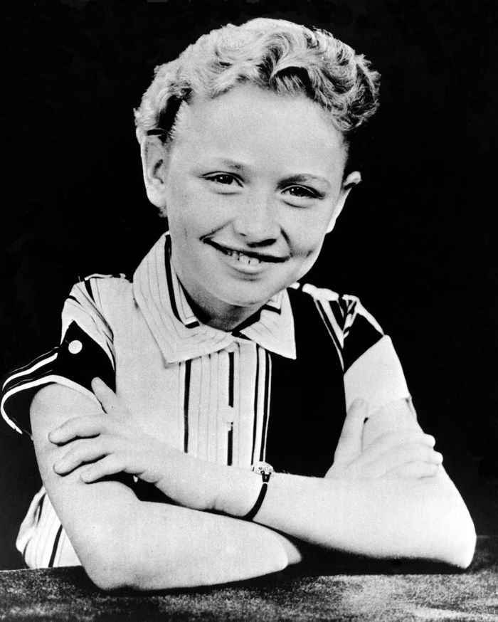 Dolly Parton ở Tennessee vào giữa những năm 1950, khi đó bà khoảng 9 tuổi và đã bắt đầu sáng tác nhạc. (Ảnh: Michael Ochs Archives/Getty Images).