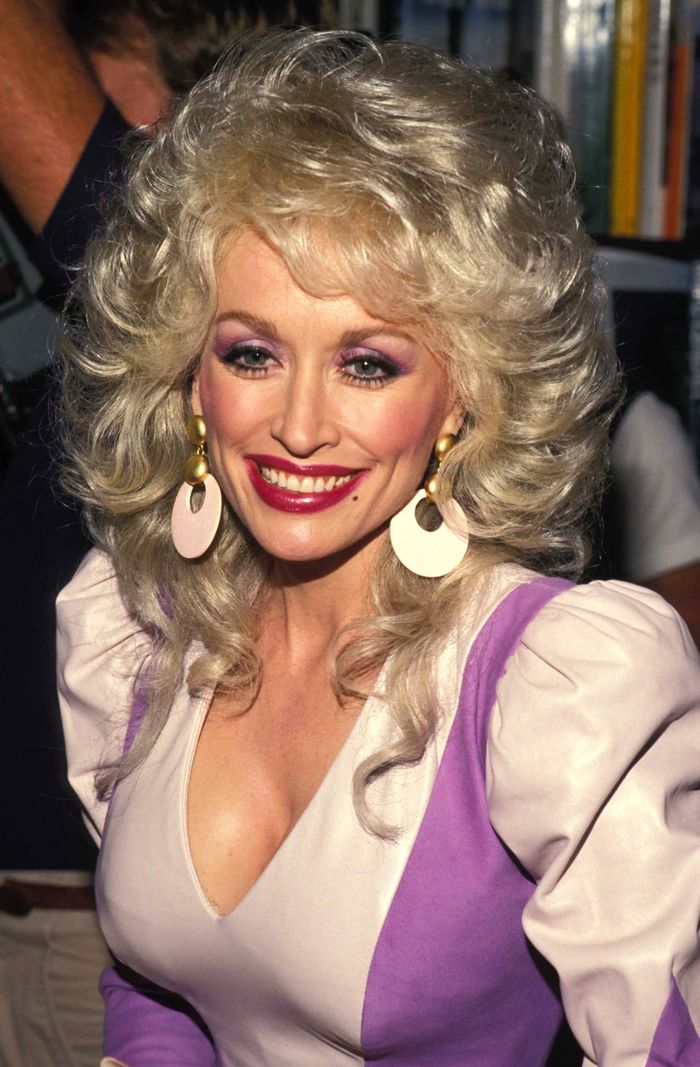 Hình ảnh Dolly Parton chụp năm 1987. (Ảnh: Ralph Dominguez/MediaPunch/Shutterstock).