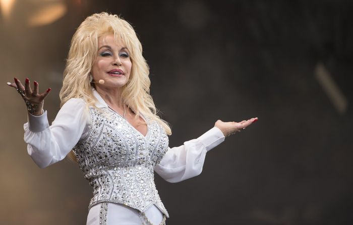 Dolly Parton trên sân khấu Pyramid tại lễ hội Glastonbury năm 2014. (Ảnh: Gary Calton/The Observer).
