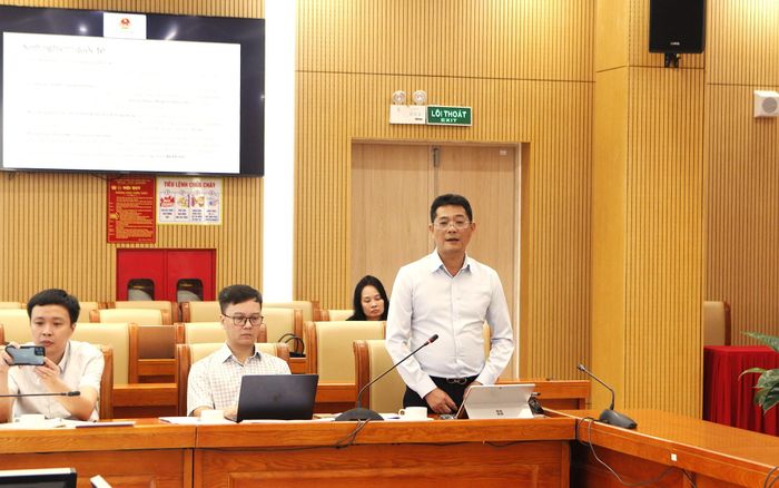Ông Lê Minh Long, Phó Vụ trưởng Vụ Khoa học công nghệ, môi trường và vật liệu xây dựng báo cáo về tình hình xây dựng tiêu chuẩn theo định hướng mới.