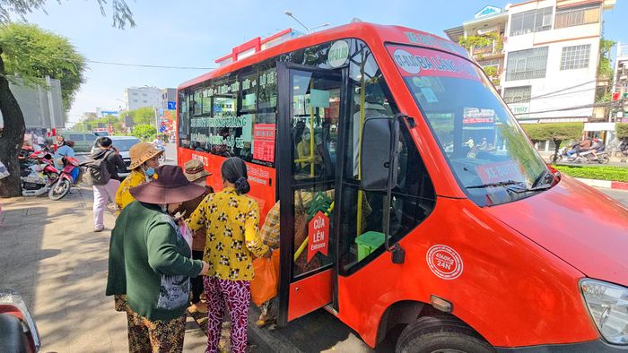 Trong các khung giờ cao điểm, phải đảm bảo phương tiện phục vụ người dân.