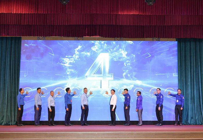 Các đại biểu thực hiện nghi thức khai mạc chương trình giao lưu thanh niên tỉnh Gia Lai với thanh niên các tỉnh Nam Lào và Đông Bắc Campuchia.
