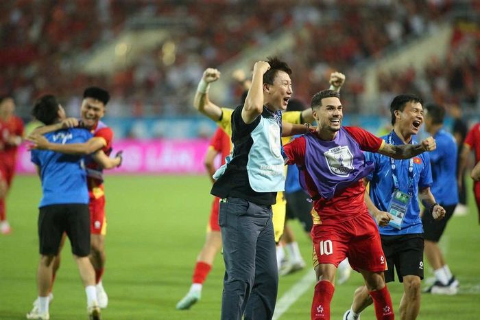 HLV Kim Sang-sik cùng học trò ăn mừng chức vô địch AFF Cup lần thứ hai liên tiếp (Ảnh: S.N). 