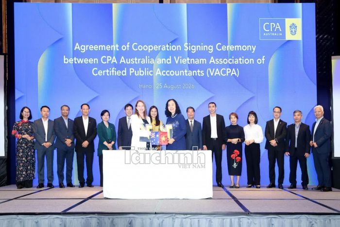 Chủ tịch VACPA Vũ Thị Mai và Giám đốc phụ trách hội viên toàn cầu của CPA Australia Rebecca Keppel-Jones ký gia hạn Thỏa thuận hợp tác. Ảnh: Đức Minh