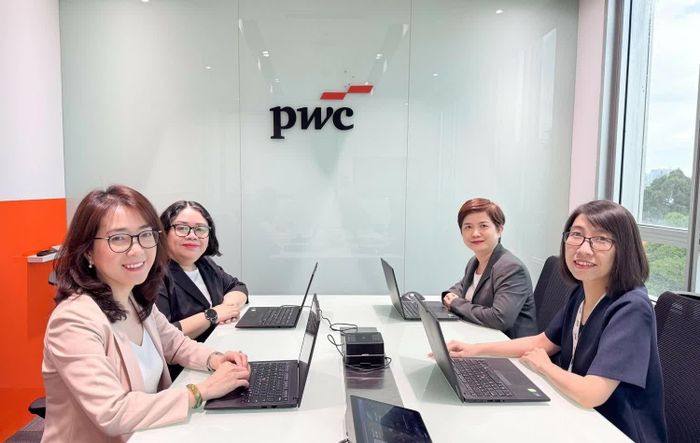 Bà Võ Ngọc Thúy An (đầu tiên, bên trái) cùng đội ngũ tư vấn của PwC Việt Nam đồng hành doanh nghiệp trong các buổi hội thảo trước các thay đổi của luật thuế