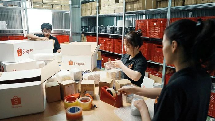 Công nhân đóng gói hàng tại kho hàng của Shopee. Ảnh: An Thư
