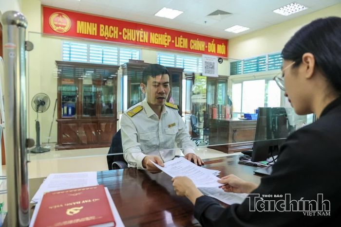 Công chức Thuế tỉnh Điện Biên hỗ trợ người nộp thuế thực hiện các thủ tục. Ảnh: Đức Thanh