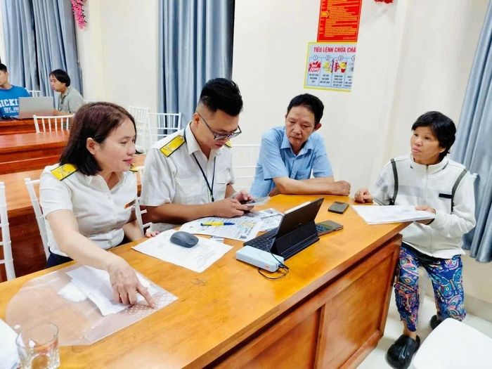 Thuế Quảng Ninh hỗ trợ người dân cài đặt và sử dụng ứng dụng eTax Mobile. Ảnh: Thuế Quảng Ninh