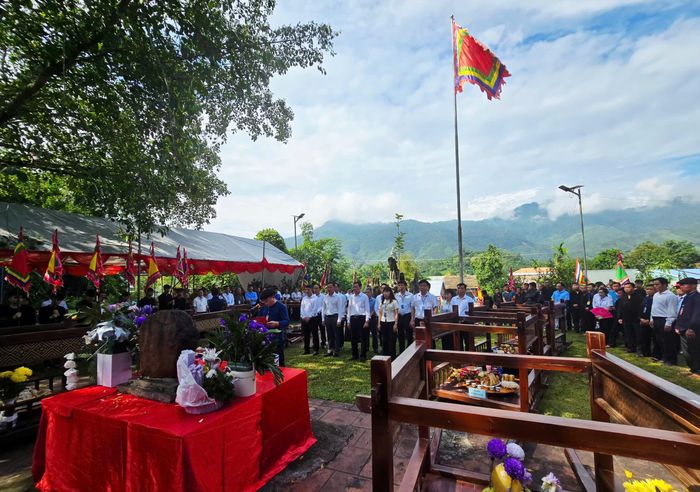 Toàn cảnh nghi lễ thờ cúng các vị Đức Chúa đã có công trấn giữ vùng biên giới. Ảnh: Trần Thắng