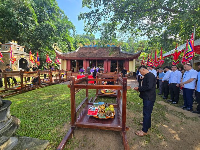 Một trong những nghi lễ thờ cúng tại đền Nghĩa Đô. Ảnh: Trần Thắng