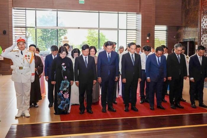 Các đại biểu dành phút mặc niệm tưởng nhớ Chủ tịch Tôn Đức Thắng, nhà lãnh đạo tiêu biểu và người chiến sĩ cách mạng kiên trung.