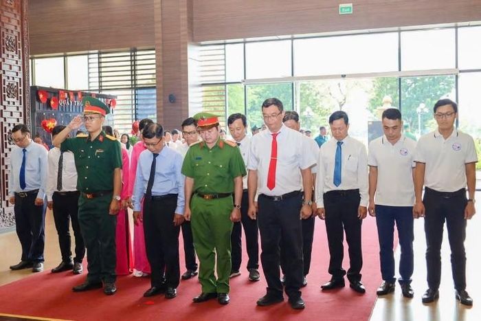 Đại diện các cơ quan, đơn vị, ban, ngành TP.HCM dâng hương tưởng niệm Chủ tịch Tôn Đức Thắng.
