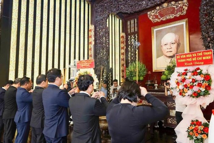 Lãnh đạo TP.HCM dâng hương, tưởng niệm Chủ tịch Tôn Đức Thắng.