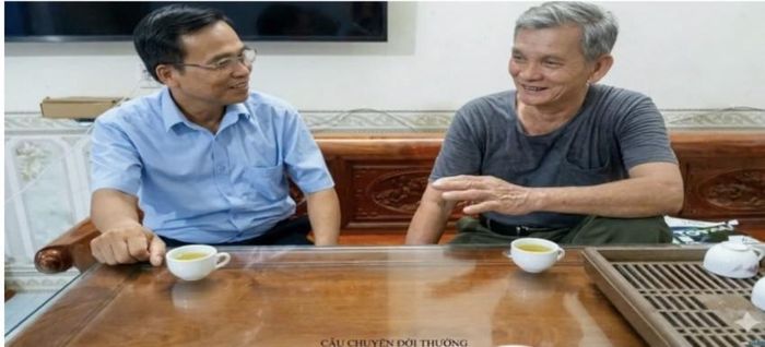 Ông Kim Văn Hùng- Trưởng BTC họ Kim Hoa Phú- Bình Dương- Phú Thọ và ông Kim Thái Học- Trưởng chi tộc Điền Lương- Tam Dương- Phú Thọ trao đổi công việc di dời, xây dựng mộ tổ họ Kim tại Điền Lương.