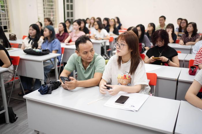 Nhiều phụ huynh và tân sinh viên có mặt từ sáng sớm để hoàn tất thủ tục nhập học.