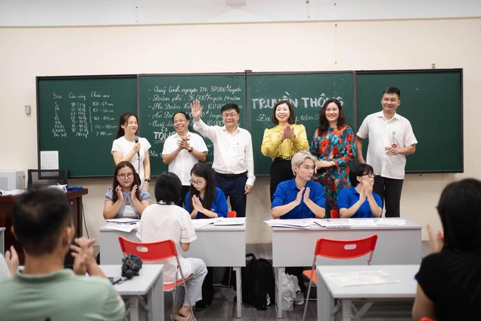 Viết miêu tả ảnh ở đây