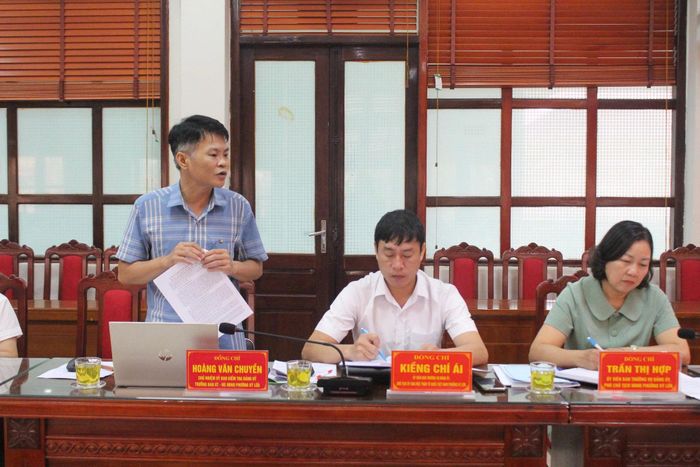 Đại biểu nêu nội dung đề nghị giải trình tại phiên giải trình của Thường trực HĐND phường Kỳ Lừa, Lạng Sơn. Ảnh: Thúy Mười