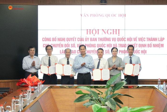 Tổng Thư ký Quốc hội, Chủ nhiệm Văn phòng Quốc hội Lê Quang Mạnh; Phó Chủ nhiệm Văn phòng Quốc hội Nguyễn Thị Thúy Ngần; Phó Chủ nhiệm Văn phòng Quốc hội Nguyễn Mạnh Hùng chúc mừng lãnh đạo Cục Chuyển đổi số