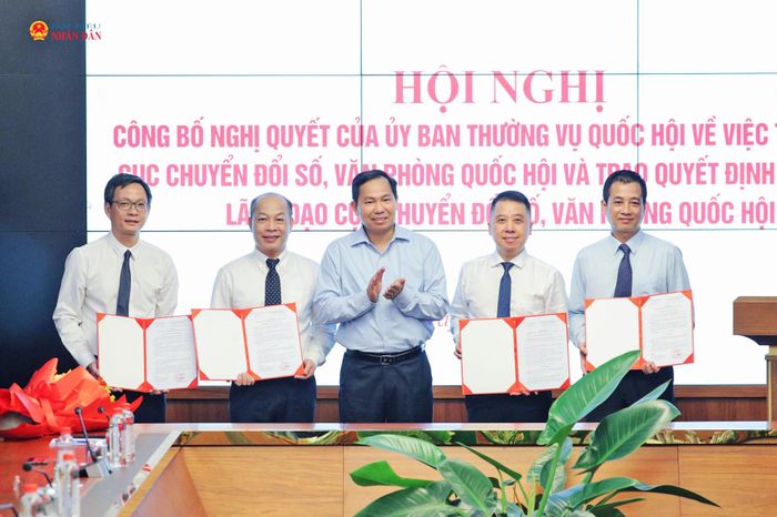 Tổng Thư ký Quốc hội, Chủ nhiệm Văn phòng Quốc hội Lê Quang Mạnh trao các Quyết định bổ nhiệm lãnh đạo Cục Chuyển đổi số, Văn phòng Quốc hội