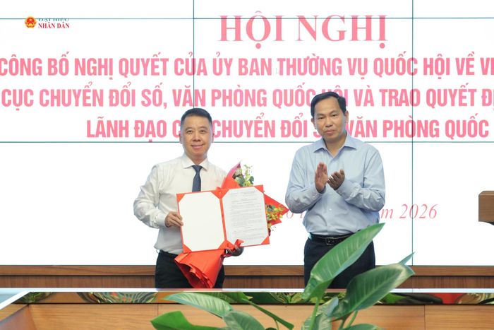 Tổng Thư ký Quốc hội, Chủ nhiệm Văn phòng Quốc hội Lê Quang Mạnh trao Quyết định bổ nhiệm Cục trưởng Cục Chuyển đổi số cho ông Lã Hoàng Trung