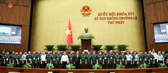 Các đại biểu chụp ảnh lưu niệm bên lề kỳ họp. Ảnh: Lâm Hiển