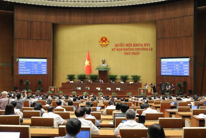 Quốc hội biểu quyết thông qua Luật Phòng, chống phổ biến vũ khí hủy diệt hàng loạt. Ảnh: Hồ Long