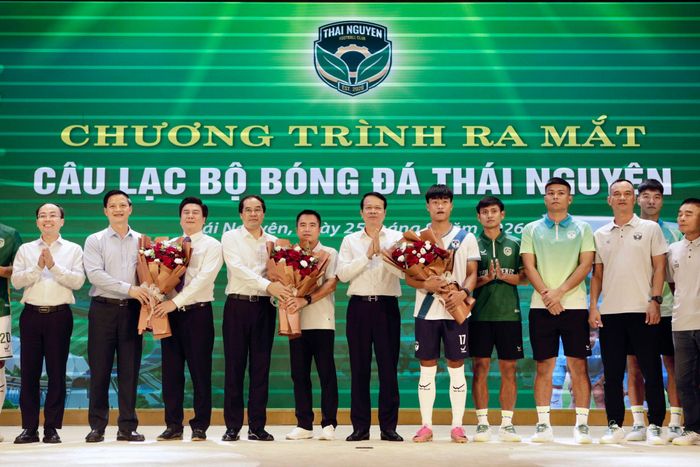 Lãnh đạo tỉnh Thái Nguyên tặng hoa chúc mừng FC Thái Nguyên. Ảnh: Đồng Thưởng.