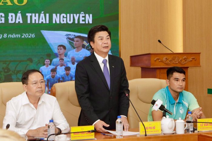 Chủ tịch Câu lạc bộ bóng đá Thái Nguyên Vũ Phi Hổ phát biểu tại họp báo. Ảnh: Đồng Thưởng.