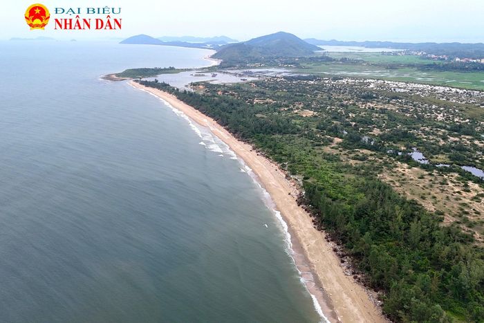 Bãi tắm Bến Hèn có bãi cát trải dài, nước biển trong xanh hiền hòa