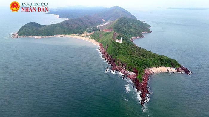 Trải rộng trên diện tích tự nhiên khoảng 5.000ha (bao gồm cả địa giới xã Vĩnh Trung cũ sáp nhập lại), Vĩnh Thực mở ra một không gian khoáng đạt, trong trẻo đến nao lòng