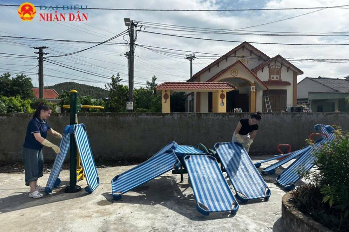 Các giáo viên nhà trường vui vẻ, phấn khởi, chuẩn bị cơ sở vật chất để đón các con tới trường