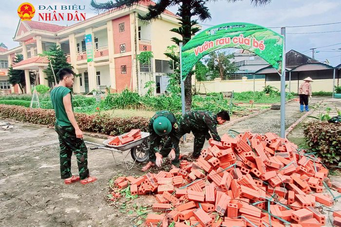 Lực lượng quân đội được điều động, tham gia hỗ trợ xây dựng, tạo cảnh quan cho các bé vui chơi...