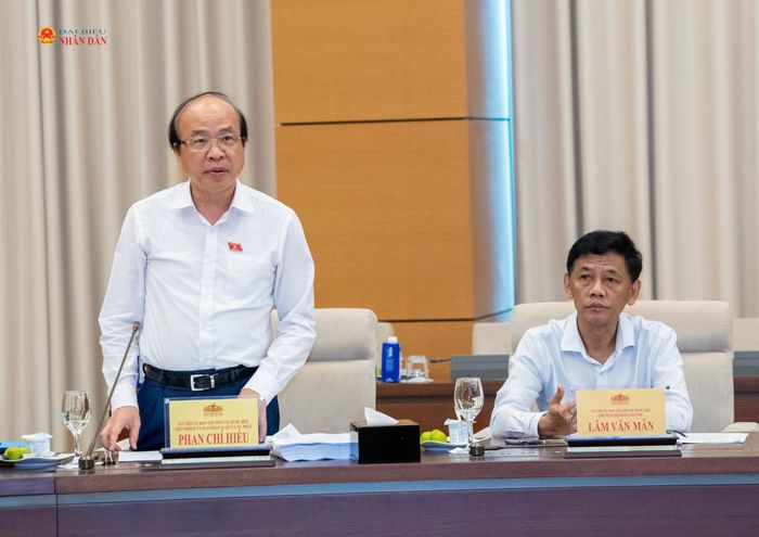 Chủ nhiệm Ủy ban Pháp luật và Tư pháp Phan Chí Hiếu phát biểu