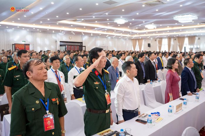Đại biểu thực hiện nghi lễ chào cờ