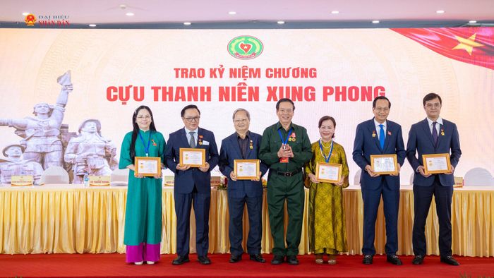 Trao kỷ niệm Chương tặng các cựu thanh niên xung phong đã có đóng góp xuất sắc trong công tác xây dựng Hội