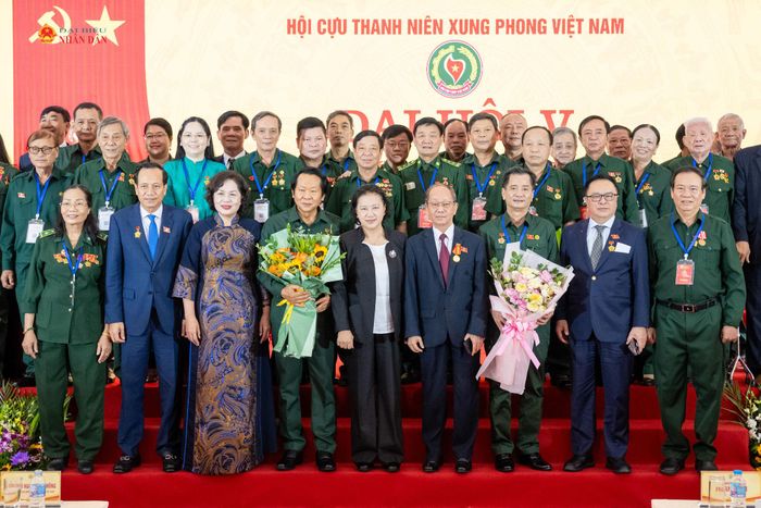 Các đại biểu chụp ảnh lưu niệm