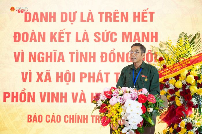 Ủy viên Ban Chấp hành Trung ương Hội khóa IV, Chủ tịch Hội Cựu TNXP tỉnh Thái Nguyên Đặng Minh Tiến trình bày tham luận "Công tác giáo dục truyền thống cách mạng, truyền thống lực lượng TNXP Việt Nam cho thế hệ trẻ"