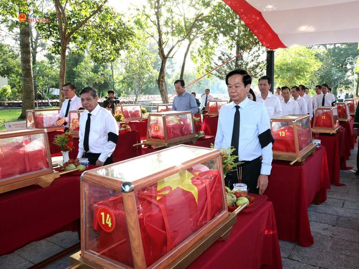 Lãnh đạo TP. Cần Thơ xúc động đưa tiễn anh linh liệt sĩ về Nghĩa trang liệt sĩ TP. Cần Thơ. Ảnh: Vũ Châu