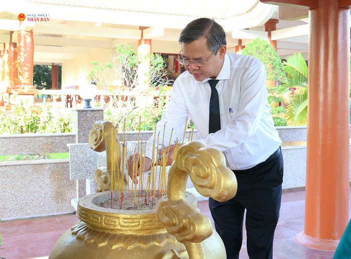 Chủ tịch UBND TP. Cần Thơ Trương Cảnh Tuyên thắp hương tưởng nhớ các liệt sĩ. Ảnh: Vũ Châu