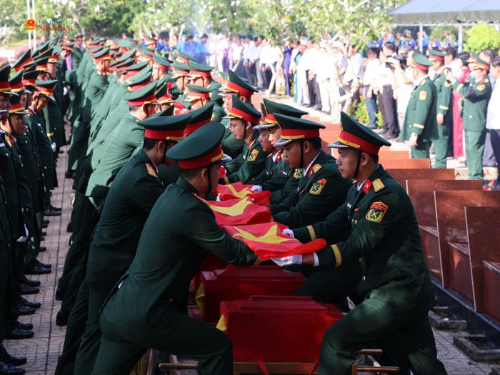 Đưa các anh về đất mẹ. Ảnh: Vũ Châu