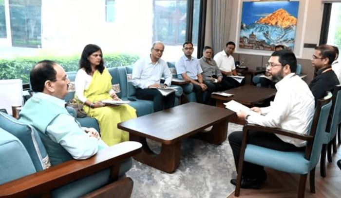 Bộ trưởng Y tế Liên bang JP Nadda (áo xanh) tham gia cuộc họp rà soát tình hình tại New Delhi và khả năng ứng phó của các cơ sở y tế với dịch cúm H1N1. Ảnh: MiTV