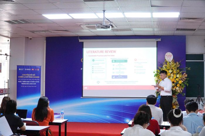 Sinh viên trình bày báo cáo nghiên cứu khoa học tại Hội thảo. Ảnh: Huy Bảo