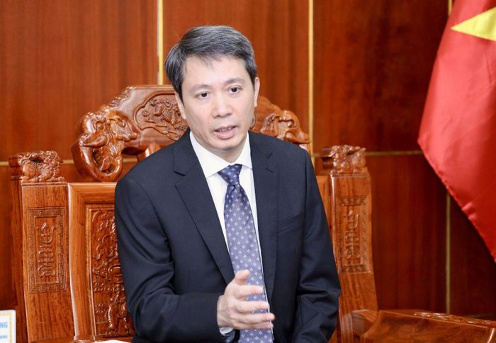 Thứ trưởng Phạm Quang Hưng trao đổi tại buổi tiếp. Ảnh: Bộ GD-ĐT