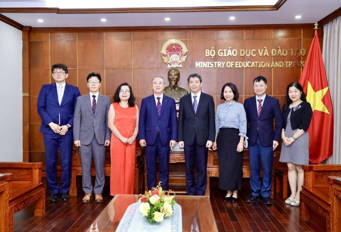 Các đại biểu chụp ảnh lưu niệm. Ảnh: Bộ GD-ĐT