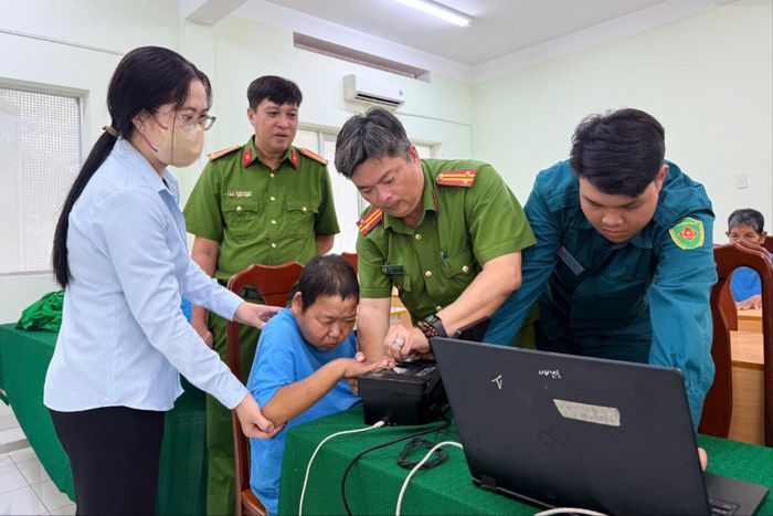 Công an phường Tân An hỗ trợ người khuyết tật cấp Căn cước cho công dân