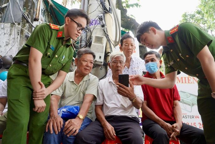 Người cao tuổi tại tỉnh Tây Ninh được hướng dẫn tiếp cận các tiện ích số