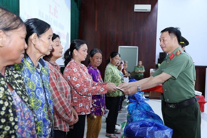 Phó Giám đốc Công an tỉnh An Giang, Đại tá Đào Hải Đăng tặng quà đến các hộ dân tộc Khmer khó khăn. Ảnh: Tiến Tầm