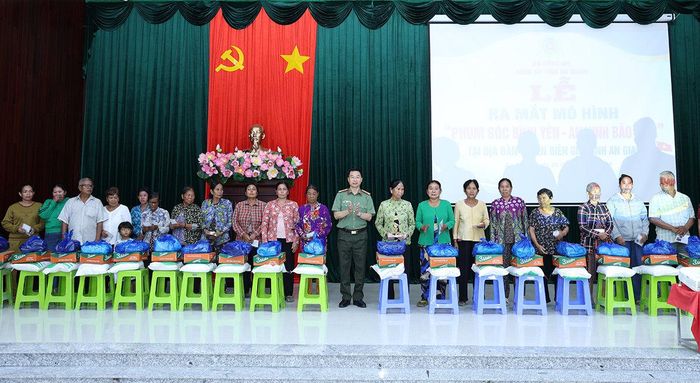 Dịp này, Công an tỉnh An Giang trao tặng 50 phần quà đến các hộ gia đình dân tộc Khmer có hoàn cảnh khó khăn. Ảnh: Tiến Tầm