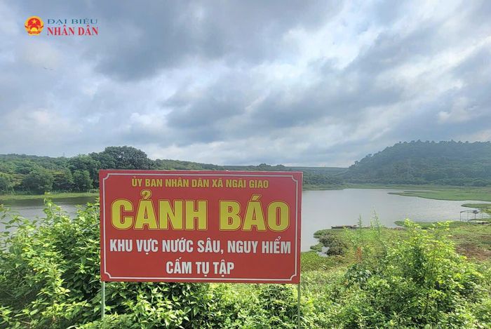 UBND xã Ngãi Giao (khu vực tỉnh Bà Rịa - Vũng Tàu cũ) dựng biển cảnh báo tại một hồ nước trên địa bàn xã. Ảnh: Quang Phương